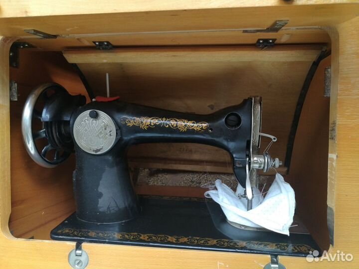 Ножная швейная машинка