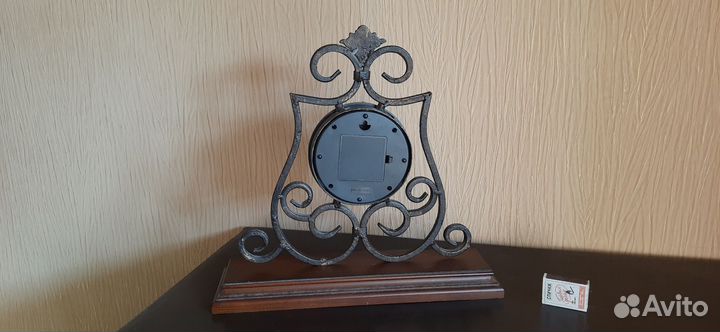 Часы для интерьера, с металлическим декором