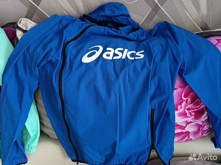 Ветровка как муж. так и женская