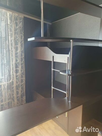 Двухяросная кровать, стол, полки