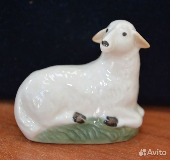 Мини фарфоровая статуэтка- овечка.лфз