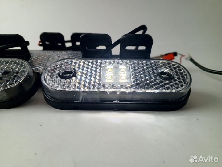 Фонарь габаритный 12/24 с кронштейном белый