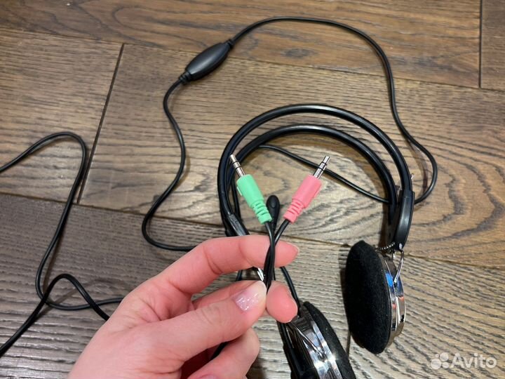 Остатки офисных вещей наушники, мышки, клавиатуры