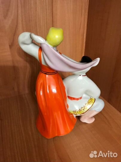 Фарфоровая статуэтка 