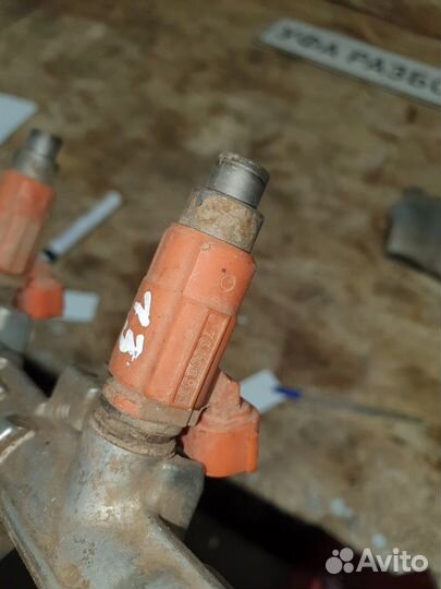 Топливная рампа без трех форсунок Mitsubishi Lance