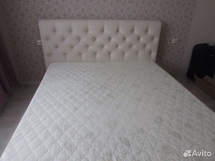 Кровать с матрасом