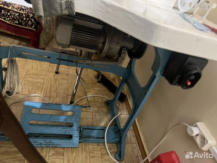 Промышленная швейная машина с шагающей лапкой