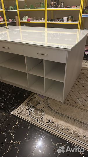 Стол и полки