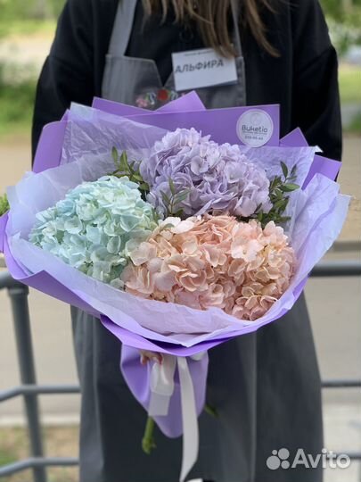 Букет из ирисов, и роз белые красные, гортензии