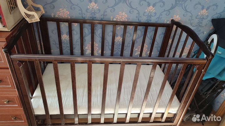 Детская кроватка с маятником