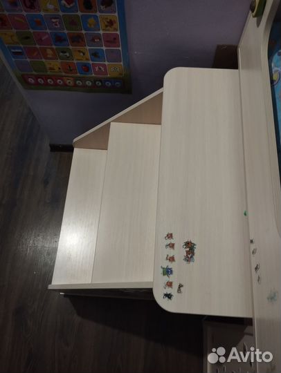 Детская кровать чердак со столом и шкафом