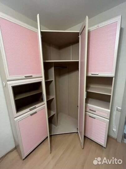 Детский уголок со столом и полкой