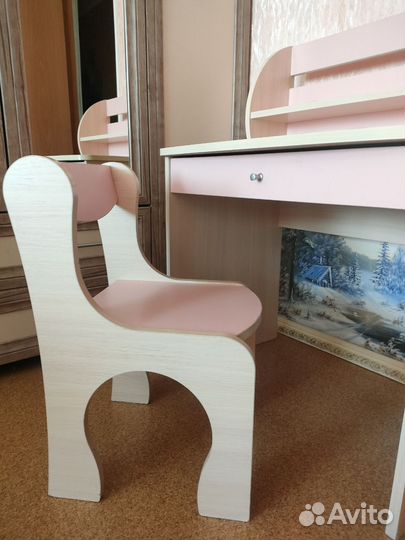 Детский письменный стол и стул