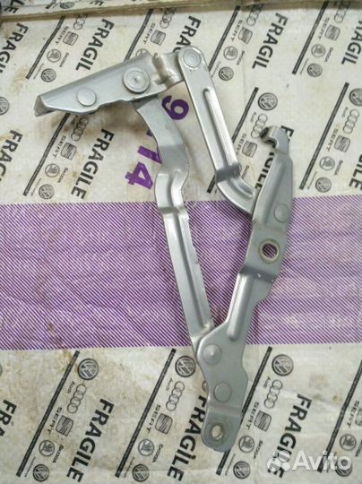 Петля багажника правая Audi A4 B5 AQD