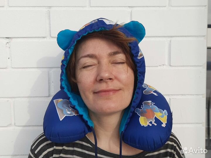 Подушка на шею. С капюшоном и голубями