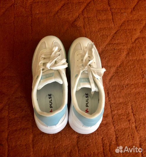 Кроссовки новые женские