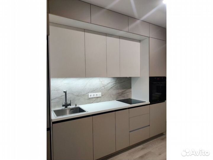 Угловая кухня в потолок