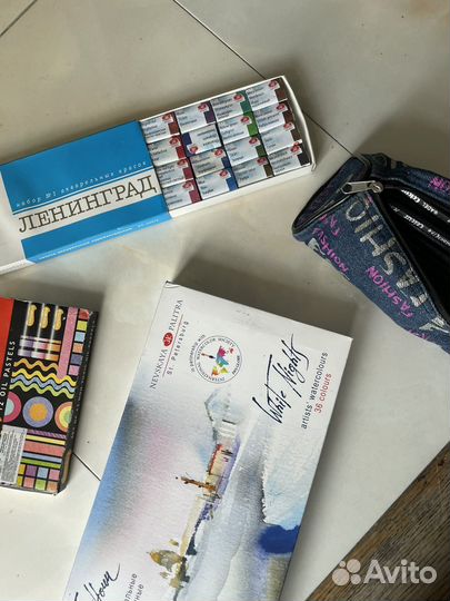 Художественные материалы (акварель, карандаши)