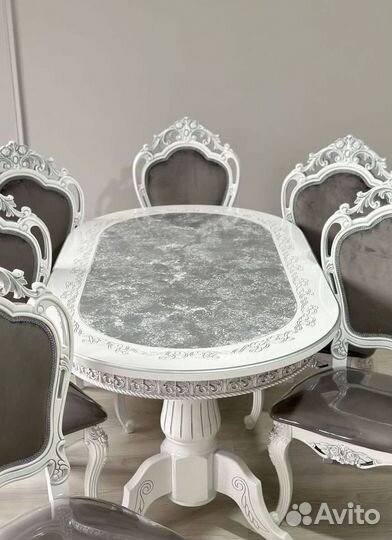 Большой обеденный стол и стулья