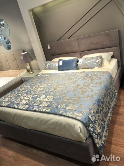 Покрывало и подушки на кровать новые