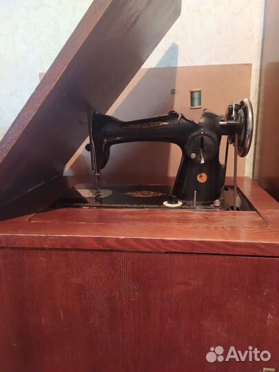Швейная машина Подольск ножная с тумбой