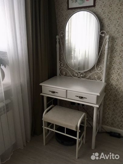 Туалетный столик с зеркалом