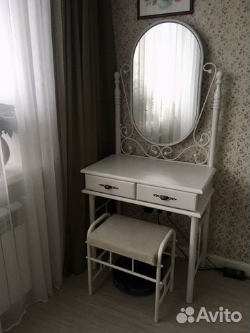 Туалетный столик с зеркалом