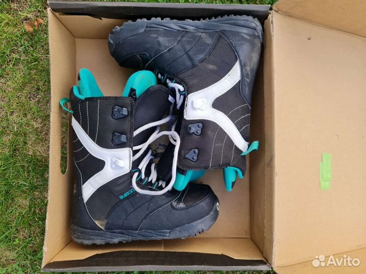 Сноуборд с креплениями и ботинкам и