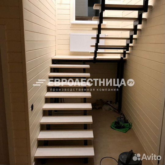 Лестница на металлическом каркасе с перилами