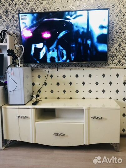 Тумба под телевизор лаковая белая с тремя ящиками