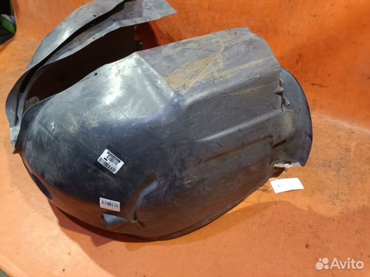 Подкрылок Volvo V50 MW передний