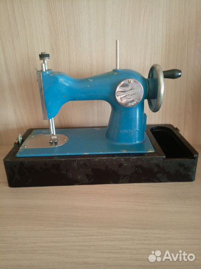 Игрушка швейная машинка
