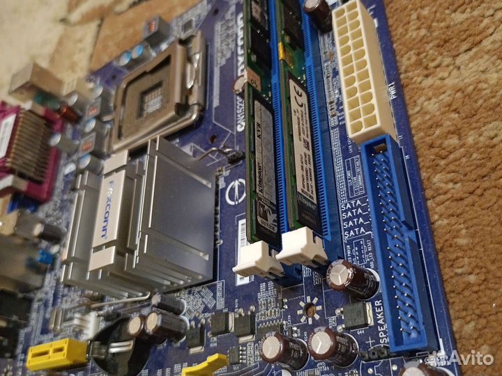 Материнская плата с оперативной памятью