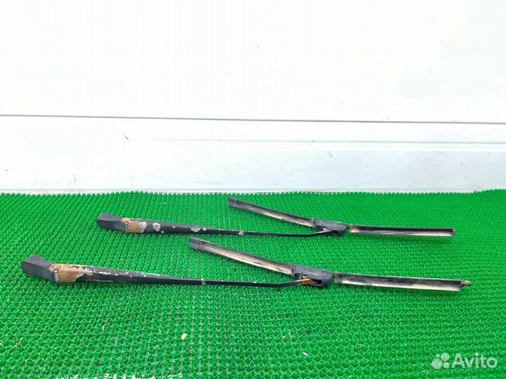 Поводок стеклоочистителя передний Renault Logan 1