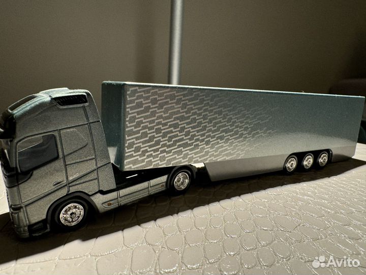 Модель volvo fh globetrotter с полуприцепом 1/87