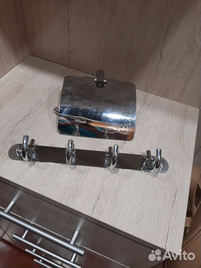 Крючки и держатель для туалетной бумаги