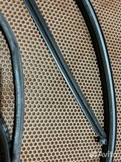 Уплотнитель двери передний правый Mercedes-Benz