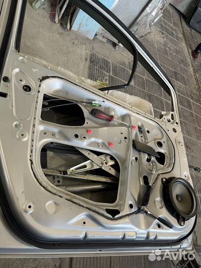 Дверь, стекла переднии правые toyota Vitz