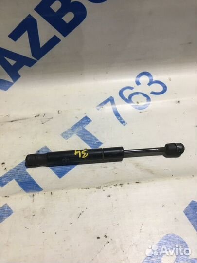 Амортизатор стекла багажника porsche cayenne S 957