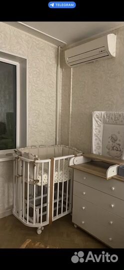 Детская кроватка с маятником