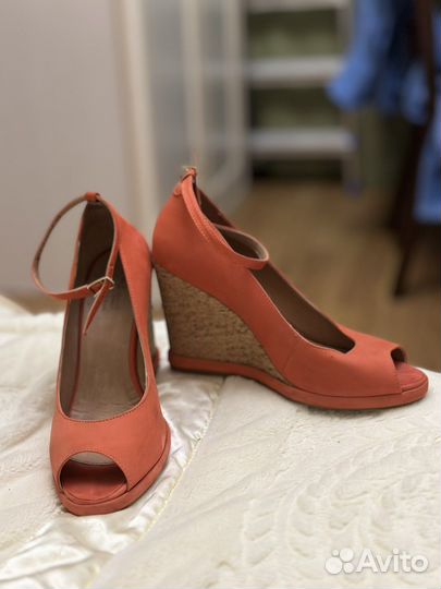 Босоножки на танкетке 38