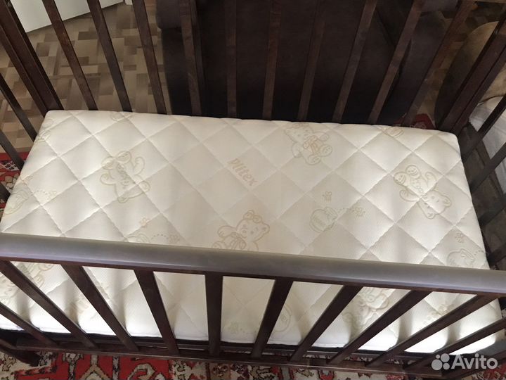 Детская кроватка с продольным маятником