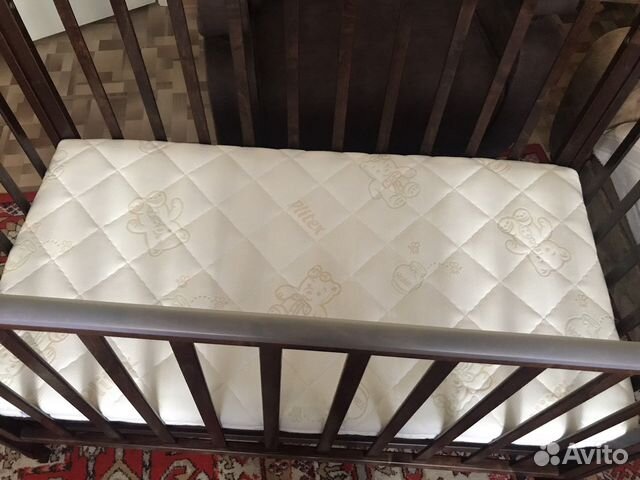 Детская кроватка с продольным маятником