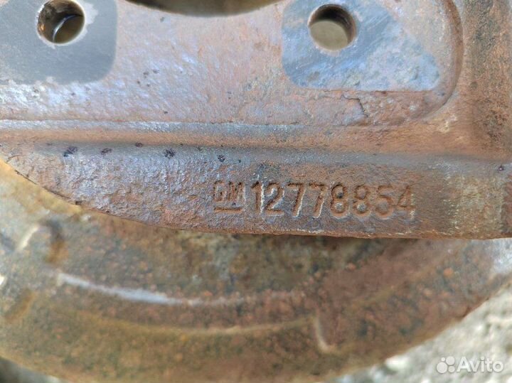 Скоба суппорта задняя правая Opel Astra J A16XER