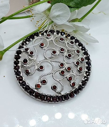 Серебряная брошь с чешским гранатом в серебре