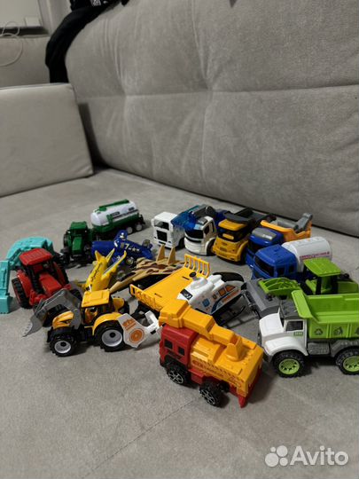 Игрушки для мальчика машинки пакетом