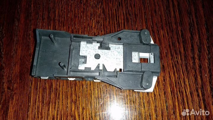 Замок люка (убл) 011140 ст. машины Ariston Indesit