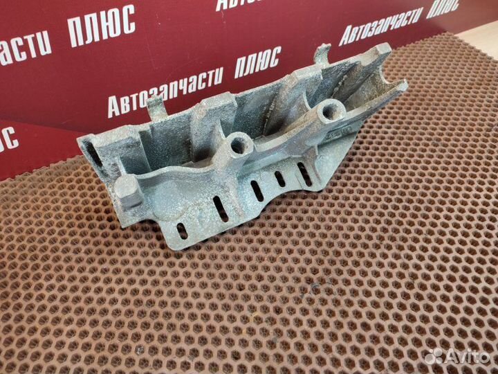 Кронштейн впускного коллектора Renault Sandero