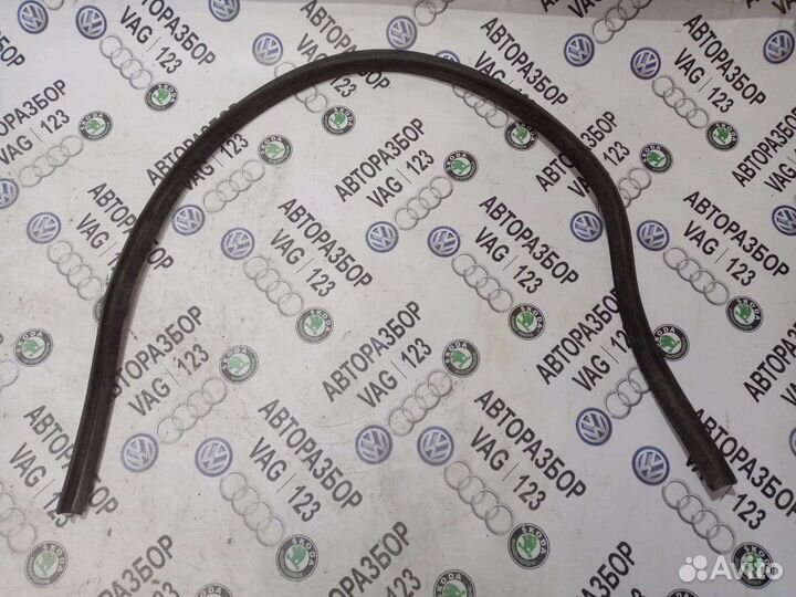 Уплотнитель капота Фольксваген Джетта 5 Гольф 5