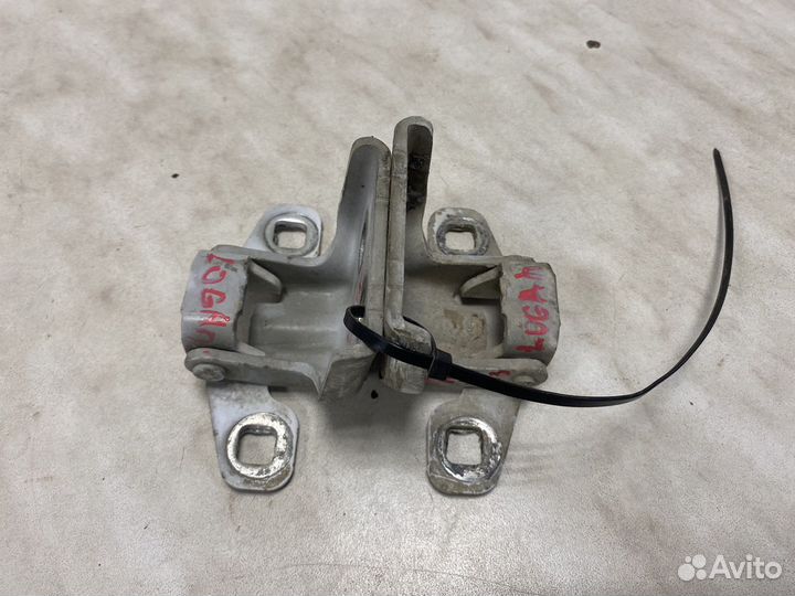 Петля передней правой двери Renault Logan 1